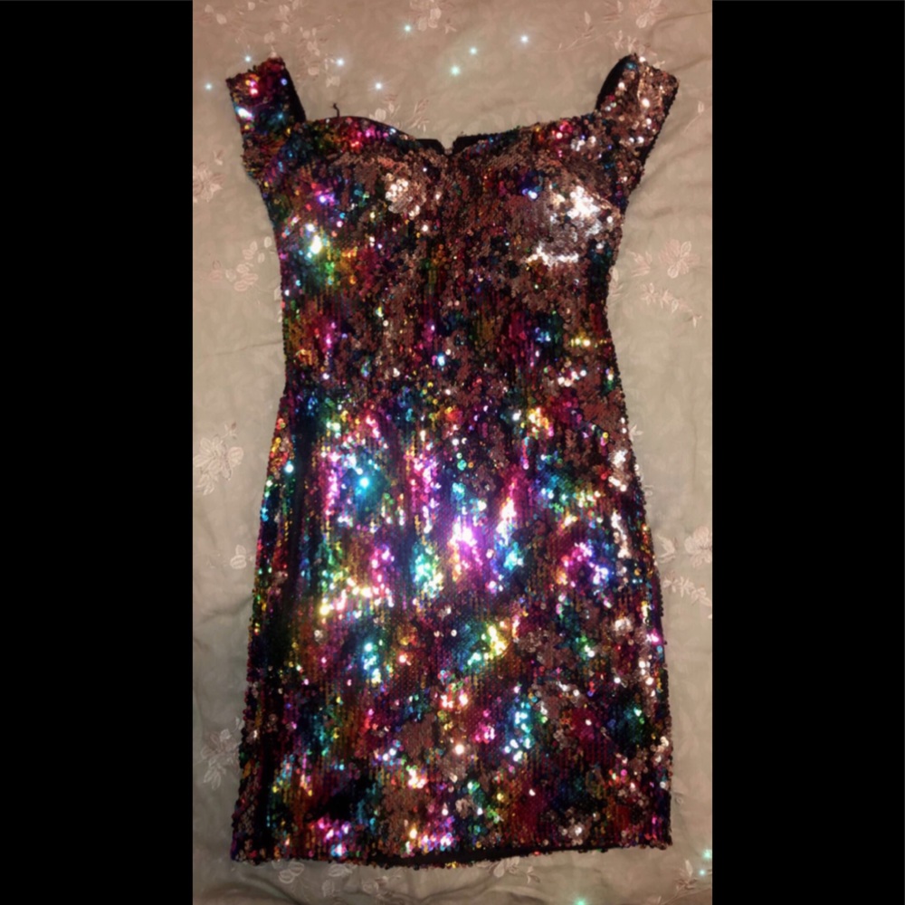 I’m selling a cute Guess dress🔥